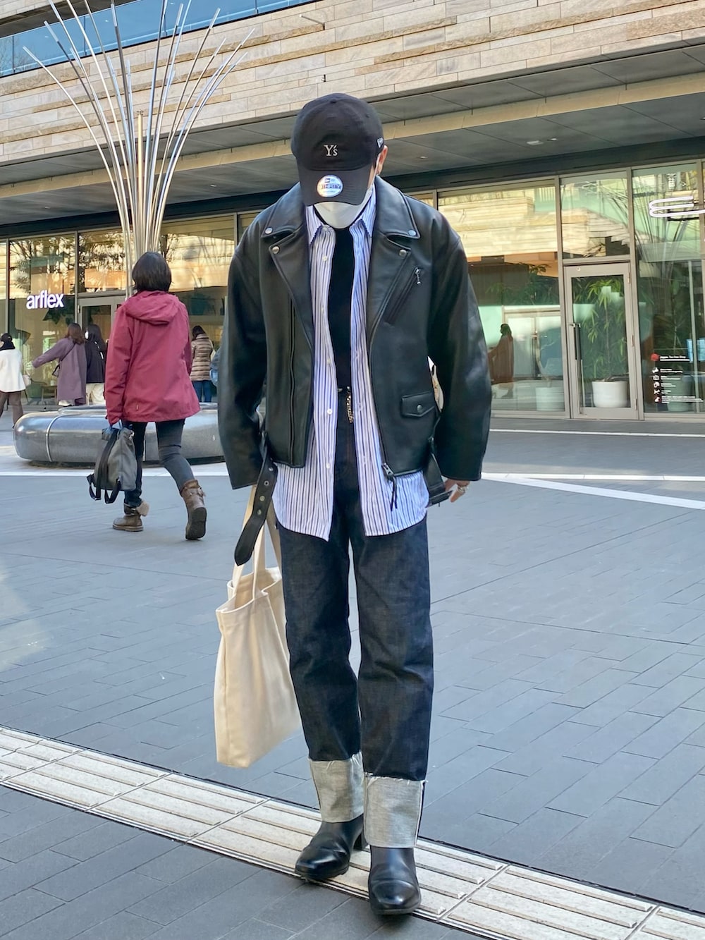 ブラック系のライダースジャケット、その他のシャツ/ブラウス、ブラック系のTシャツ/カットソーを着用したメンズの春コーディネートの2枚目の写真