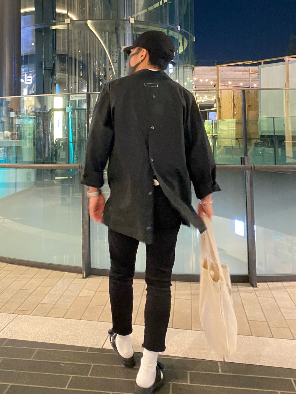 ブラック系のシャツ/ブラウス、ホワイト系のTシャツ/カットソー、ホワイト系のトートバッグを着用したメンズの夏コーディネートの5枚目の写真