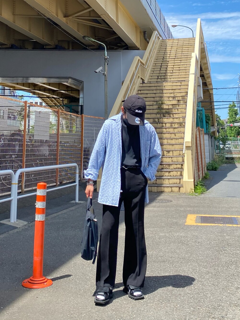 ブルー系のシャツ/ブラウス、ブラック系のその他パンツ、ブラック系のサンダルを着用したメンズの夏コーディネートの2枚目の写真