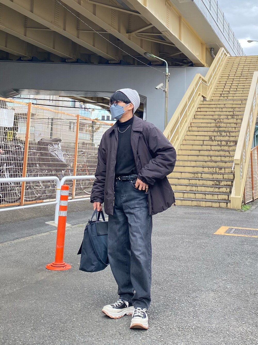 ブラック系のダウンジャケット/コート、ブラック系のスウェット、グレー系のデニムパンツを着用したメンズの秋コーディネートの4枚目の写真