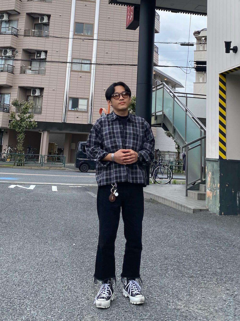 ブラック系のシャツ/ブラウス、ブラック系のデニムパンツ、ブラック系のスニーカーを着用したメンズの夏コーディネートの2枚目の写真