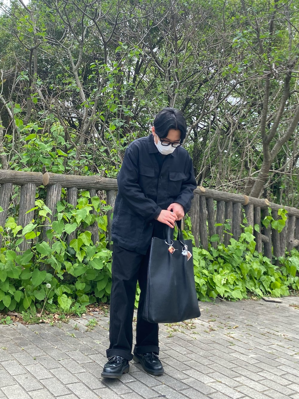ブラック系のその他パンツ、ブラック系のローファー、グレー系のTシャツ/カットソーを着用したメンズの春コーディネートの2枚目の写真