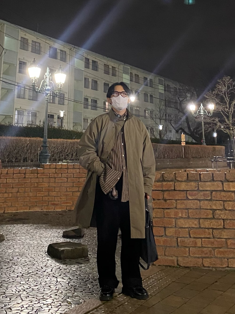 ブラウン系のシャツ/ブラウス、ブラック系のローファー、ブラウン系のモッズコートを着用したメンズの冬コーディネートの5枚目の写真