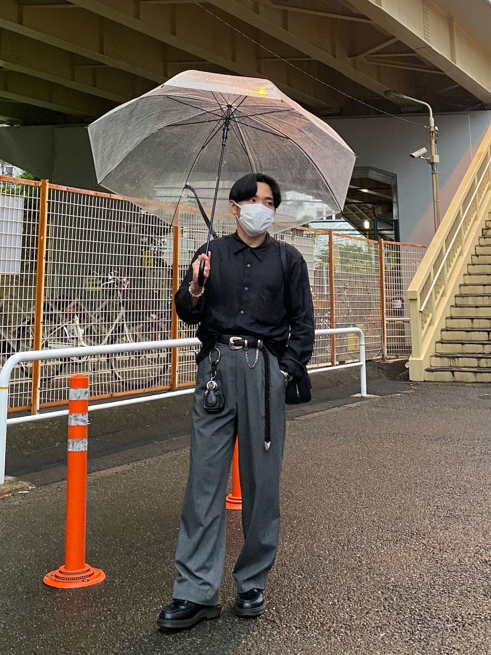 ブラック系のシャツ/ブラウス、ブラック系のボストンバッグ、グレー系のパンツを着用したメンズの夏コーディネートの2枚目の写真