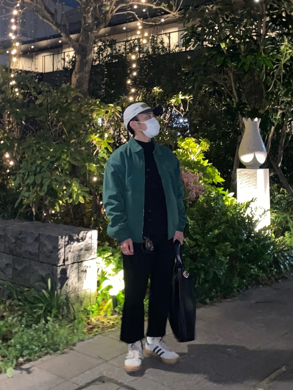 ベージュ系のスニーカー、ブラック系のTシャツ/カットソー、グリーン系のブルゾンを着用したメンズの春コーディネートの3枚目の写真
