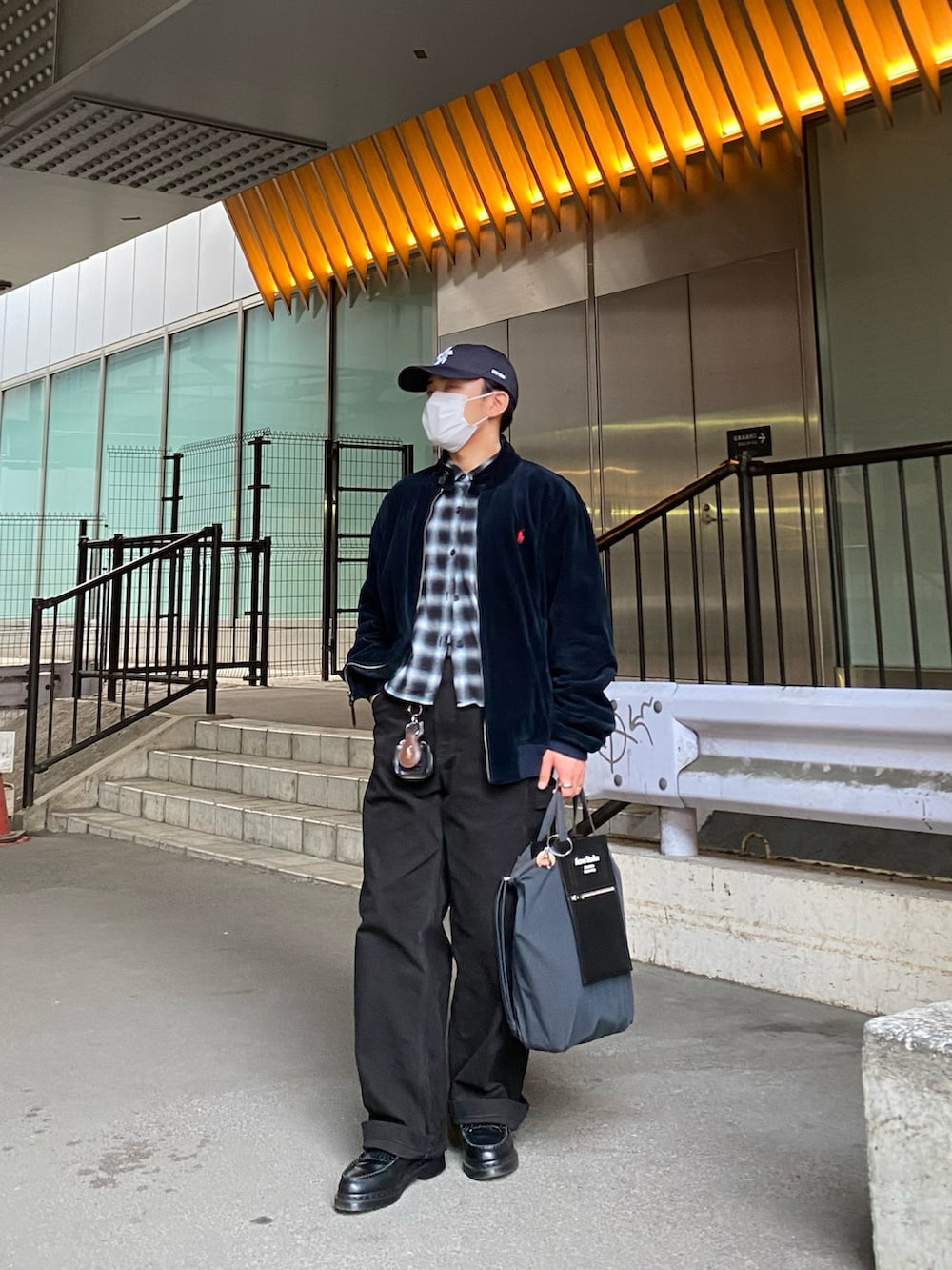 ブラック系のローファー、ブルー系のその他アウター、ブラック系のその他パンツを着用したメンズの春コーディネートの3枚目の写真