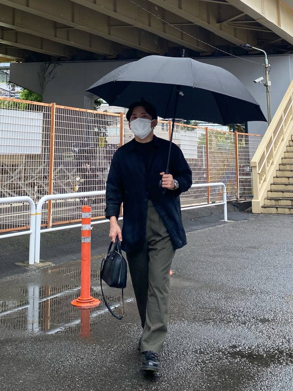 ブラック系のシャツ/ブラウス、ブラック系のボストンバッグ、グリーン系のパンツを着用したメンズの夏コーディネートの3枚目の写真