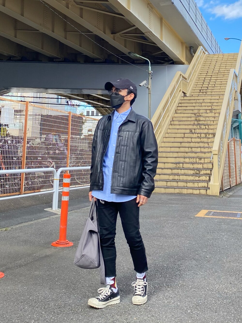 ブラック系のライダースジャケット、ブルー系のシャツ/ブラウス、ブラック系のデニムパンツを着用したメンズの秋コーディネートの3枚目の写真