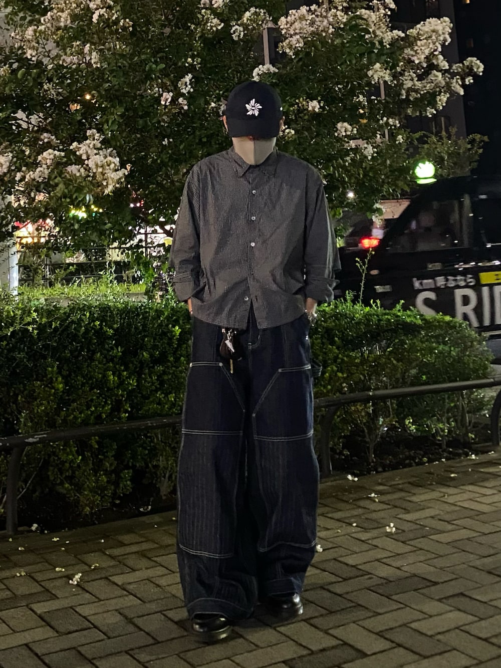 ブルー系のデニムパンツ、ブラック系のシャツ/ブラウス、ブラック系のローファーを着用したメンズの秋コーディネートの3枚目の写真