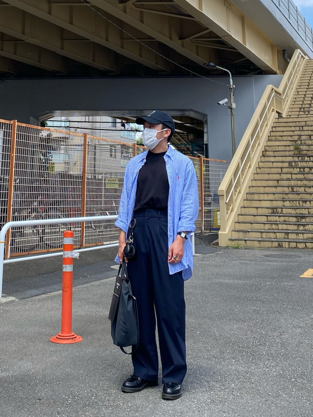 その他のシャツ/ブラウス、ブラック系のトートバッグ、ブルー系のその他パンツを着用したメンズの夏コーディネートの5枚目の写真