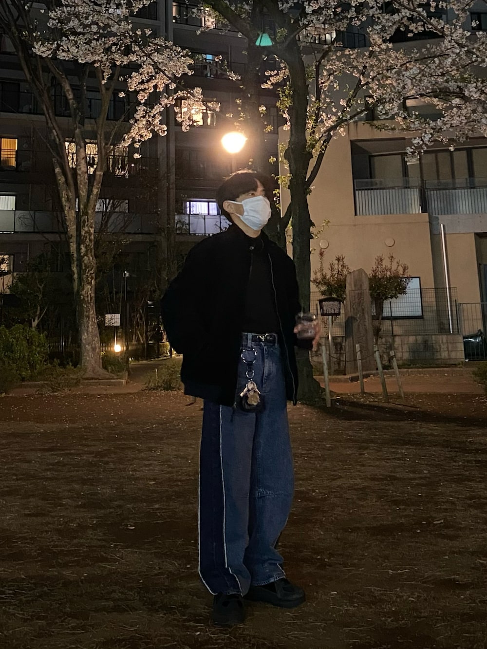 ブルー系のその他アウター、ブラック系のTシャツ/カットソー、ブルー系のデニムパンツを着用したメンズの春コーディネートの3枚目の写真