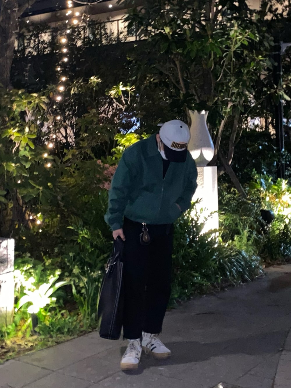 ベージュ系のスニーカー、ブラック系のTシャツ/カットソー、グリーン系のブルゾンを着用したメンズの春コーディネートの2枚目の写真