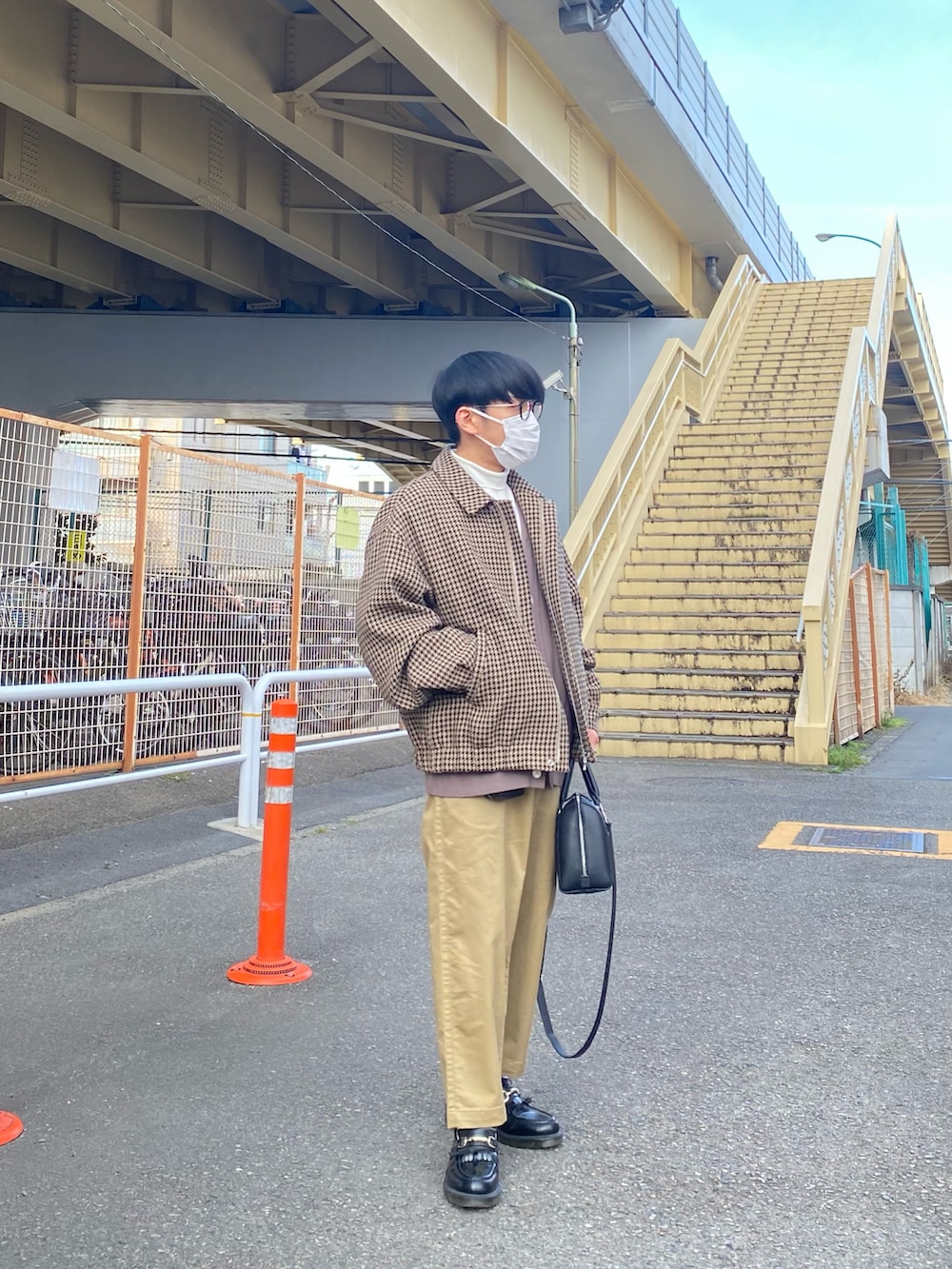 ベージュ系のブルゾン、ブラウン系のカーディガン/ボレロ、ホワイト系のスウェットを着用したメンズの冬コーディネートの3枚目の写真