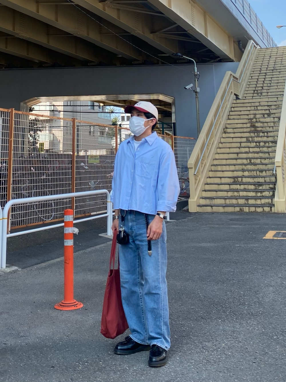 ブルー系のデニムパンツ、ブラック系のローファー、ブルー系のシャツ/ブラウスを着用したメンズの夏コーディネートの3枚目の写真