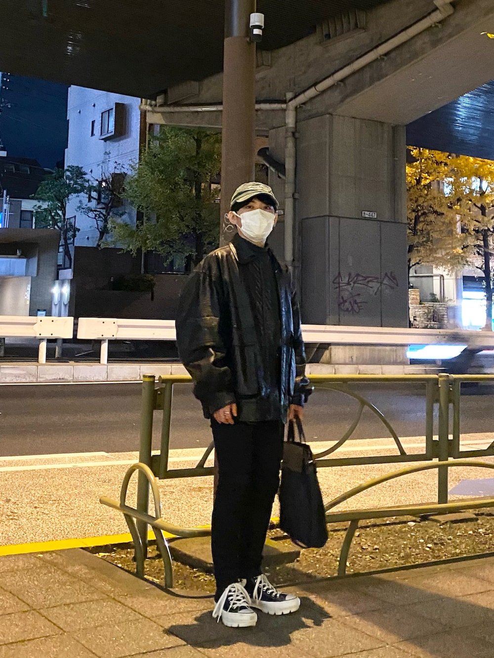 ブラック系のブルゾン、グリーン系のスウェット、ブラック系のデニムパンツを着用したメンズの冬コーディネートの3枚目の写真