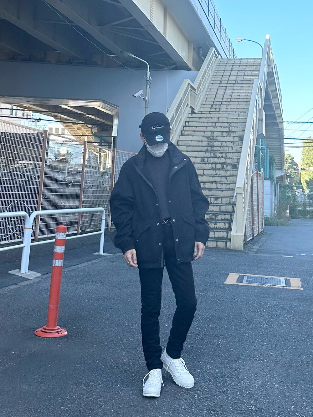 ブラック系のブルゾン、グレー系のTシャツ/カットソー、ブラック系のデニムパンツを着用したメンズの秋コーディネートの4枚目の写真