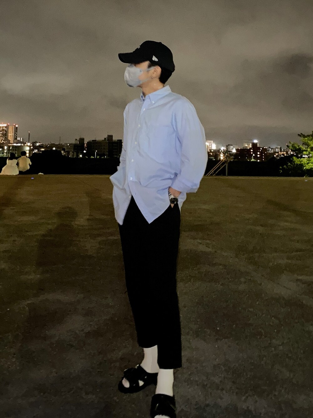 ブルー系のシャツ/ブラウス、ブラック系のスラックス、ブラック系のサンダルを着用したメンズの夏コーディネートの5枚目の写真