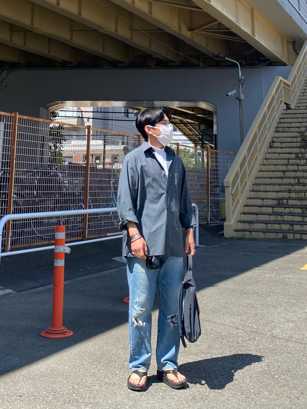 グリーン系のシャツ/ブラウス、ホワイト系のTシャツ/カットソー、ブルー系のデニムパンツを着用したメンズの夏コーディネートの5枚目の写真