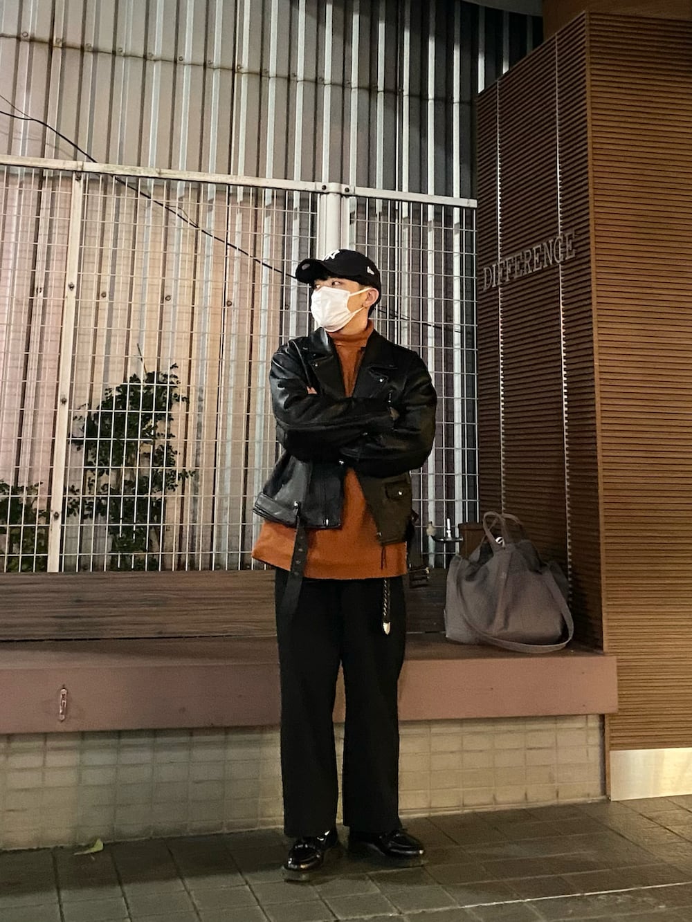 ブラック系のライダースジャケット、ブラウン系のスウェット、ブラック系のパンツを着用したメンズの秋コーディネートの5枚目の写真