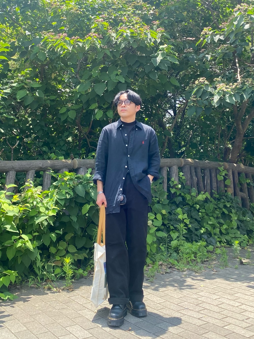 ブラック系のシャツ/ブラウス、ブラック系のその他パンツ、ブラック系のブーツを着用したメンズの夏コーディネートの4枚目の写真