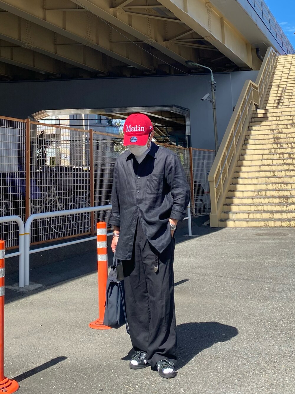 ブラック系のシャツ/ブラウス、ホワイト系のTシャツ/カットソー、ブラック系のパンツを着用したメンズの秋コーディネートの2枚目の写真