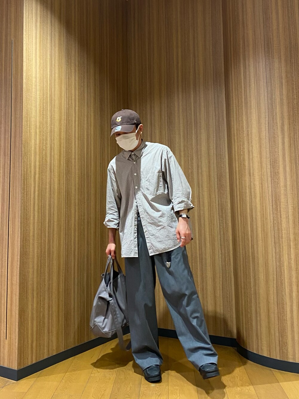 ホワイト系のシャツ/ブラウス、グレー系のトートバッグ、グレー系のパンツを着用したメンズの秋コーディネートの5枚目の写真