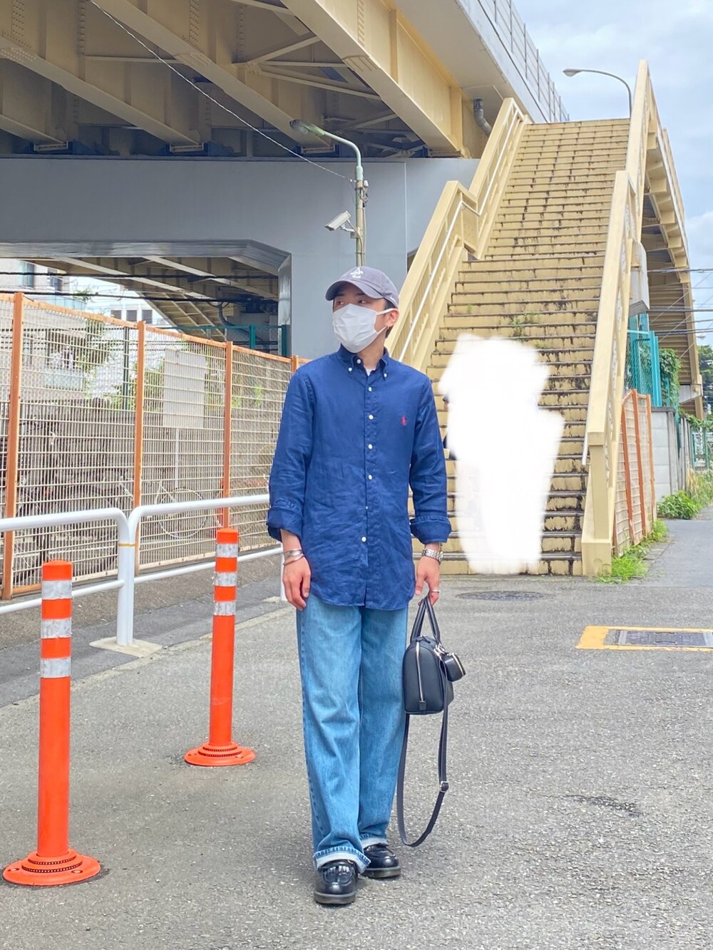 ブルー系のシャツ/ブラウス、ブルー系のデニムパンツ、ブラック系のローファーを着用したメンズの夏コーディネートの5枚目の写真