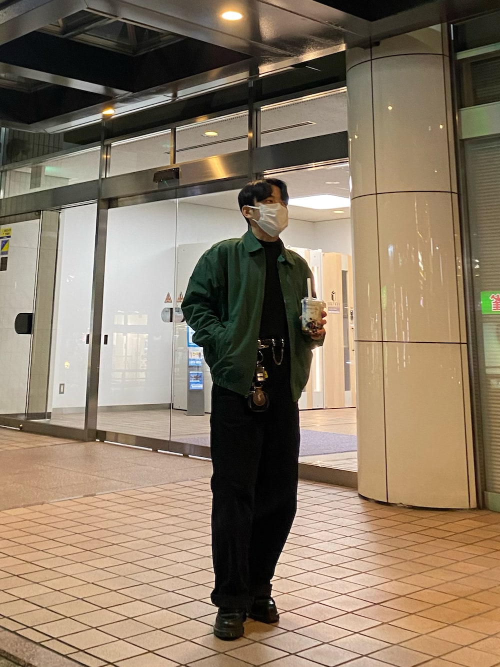 グリーン系のブルゾン、ブラック系のTシャツ/カットソー、ブラック系のその他パンツを着用したメンズの春コーディネートの3枚目の写真