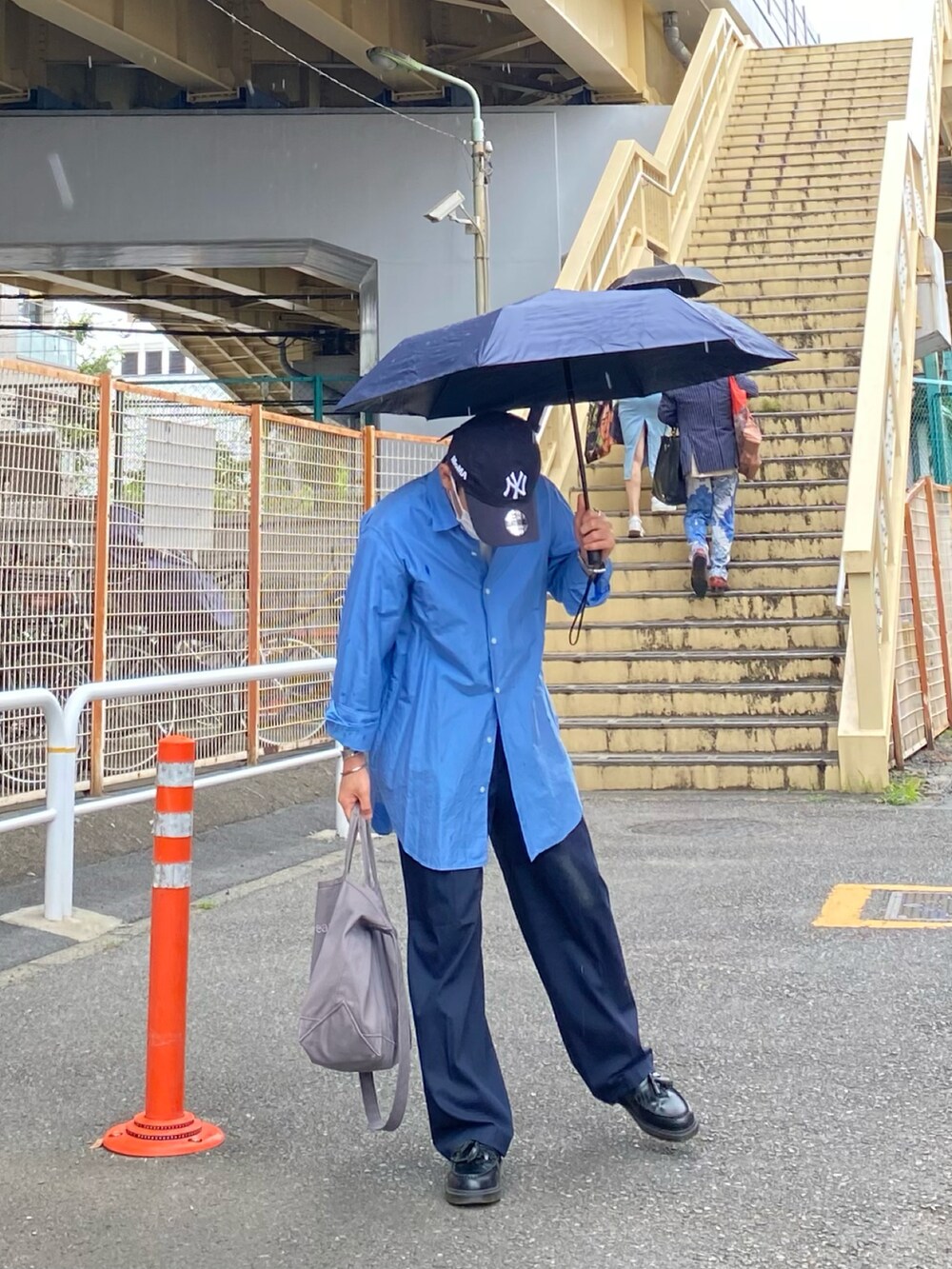 ブルー系のシャツ/ブラウス、ブルー系のその他パンツ、ブラック系のローファーを着用したメンズの夏コーディネートの2枚目の写真