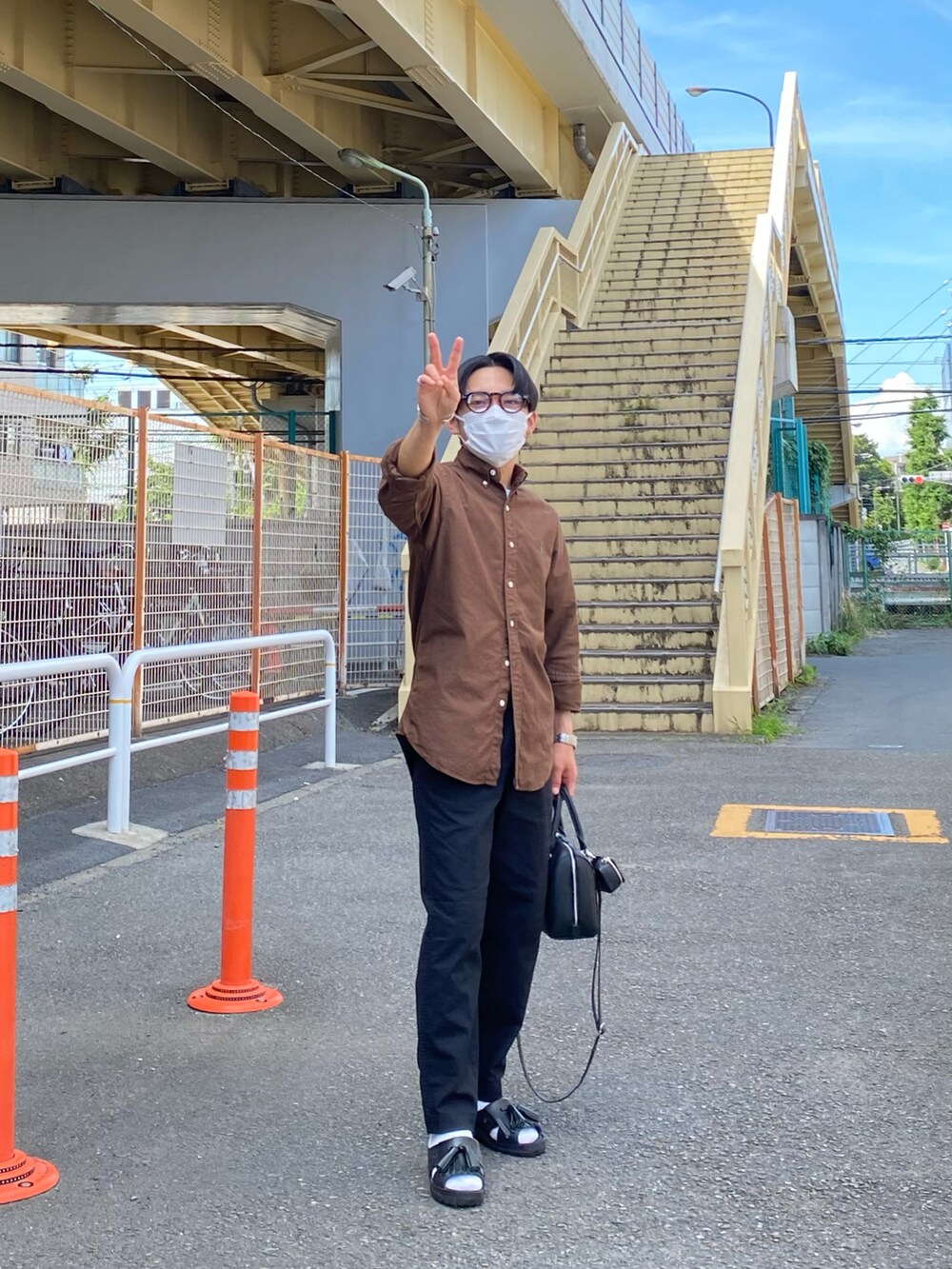 ブラウン系のシャツ/ブラウス、ブラック系のその他パンツ、ブラック系のサンダルを着用したメンズの夏コーディネートの5枚目の写真