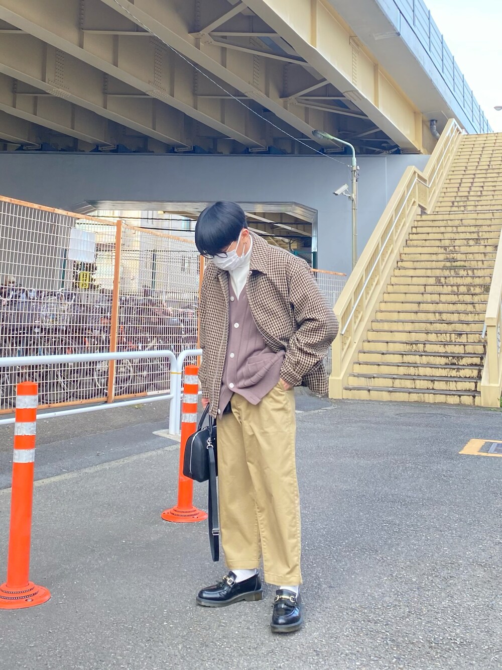 ベージュ系のブルゾン、ブラウン系のカーディガン/ボレロ、ホワイト系のスウェットを着用したメンズの冬コーディネートの2枚目の写真