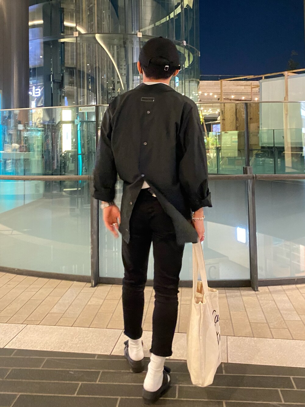 ブラック系のシャツ/ブラウス、ホワイト系のTシャツ/カットソー、ホワイト系のトートバッグを着用したメンズの夏コーディネートの4枚目の写真