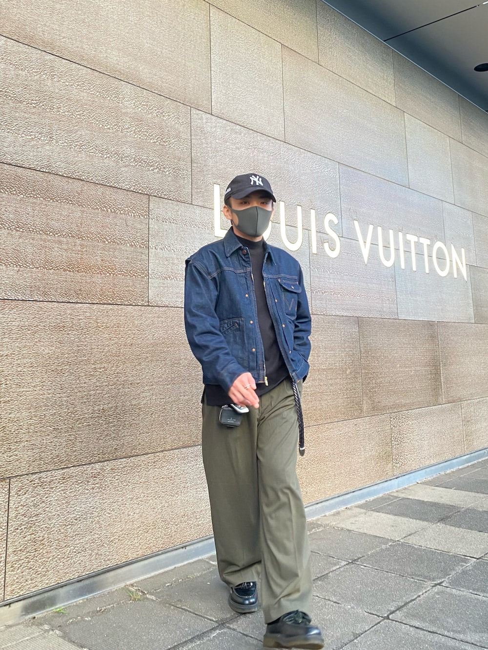 ブルー系のデニムジャケット、ブラック系のTシャツ/カットソー、グリーン系のパンツを着用したメンズの春コーディネートの5枚目の写真