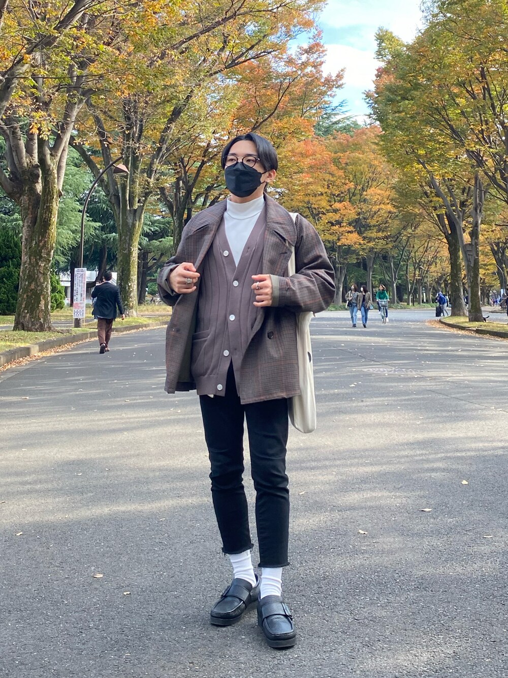 その他のその他アウター、ブラウン系のカーディガン/ボレロ、ホワイト系のTシャツ/カットソーを着用したメンズの秋コーディネートの4枚目の写真