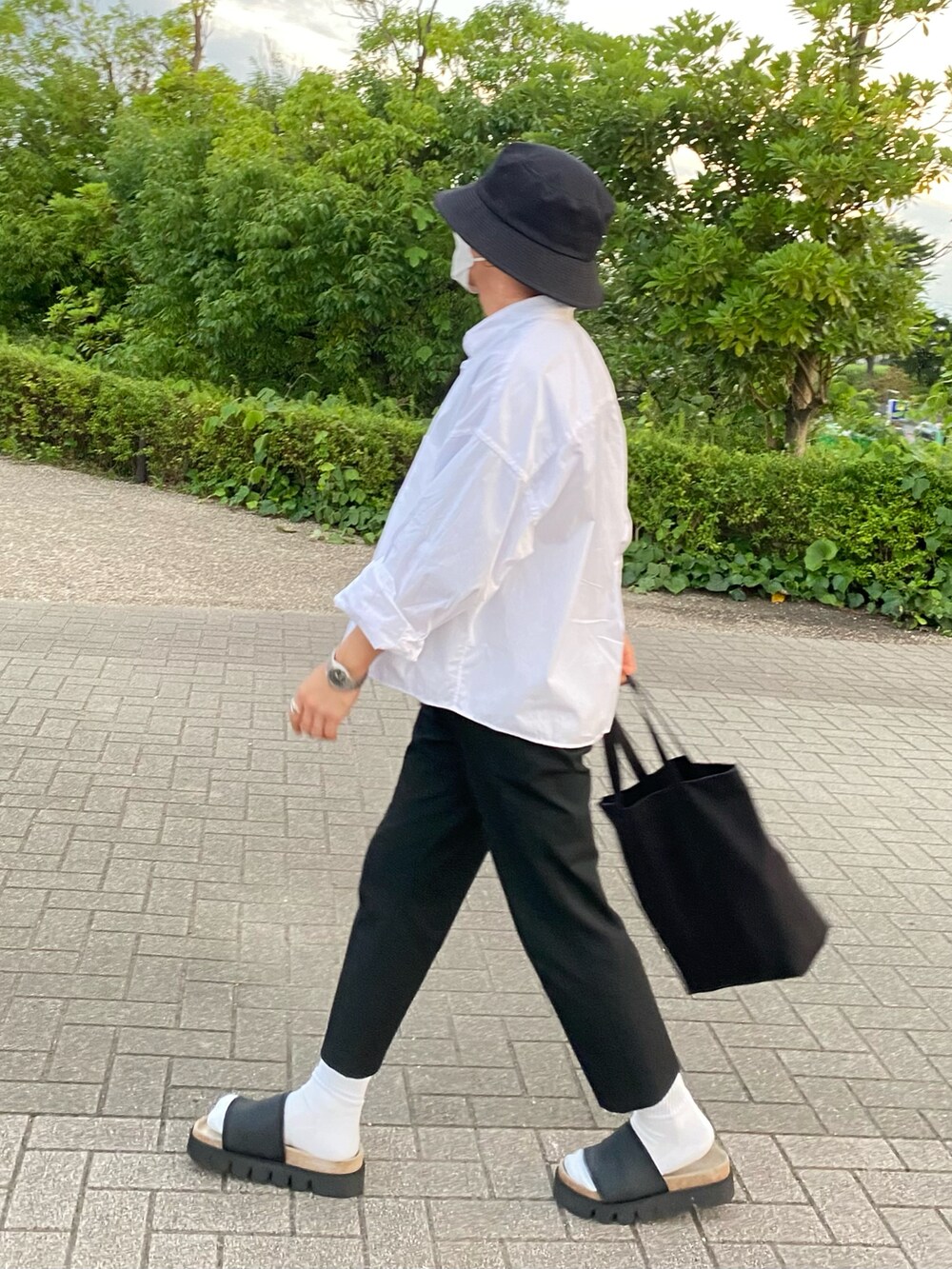 ホワイト系のシャツ/ブラウス、グレー系のTシャツ/カットソー、ブラック系のスラックスを着用したメンズの夏コーディネートの4枚目の写真