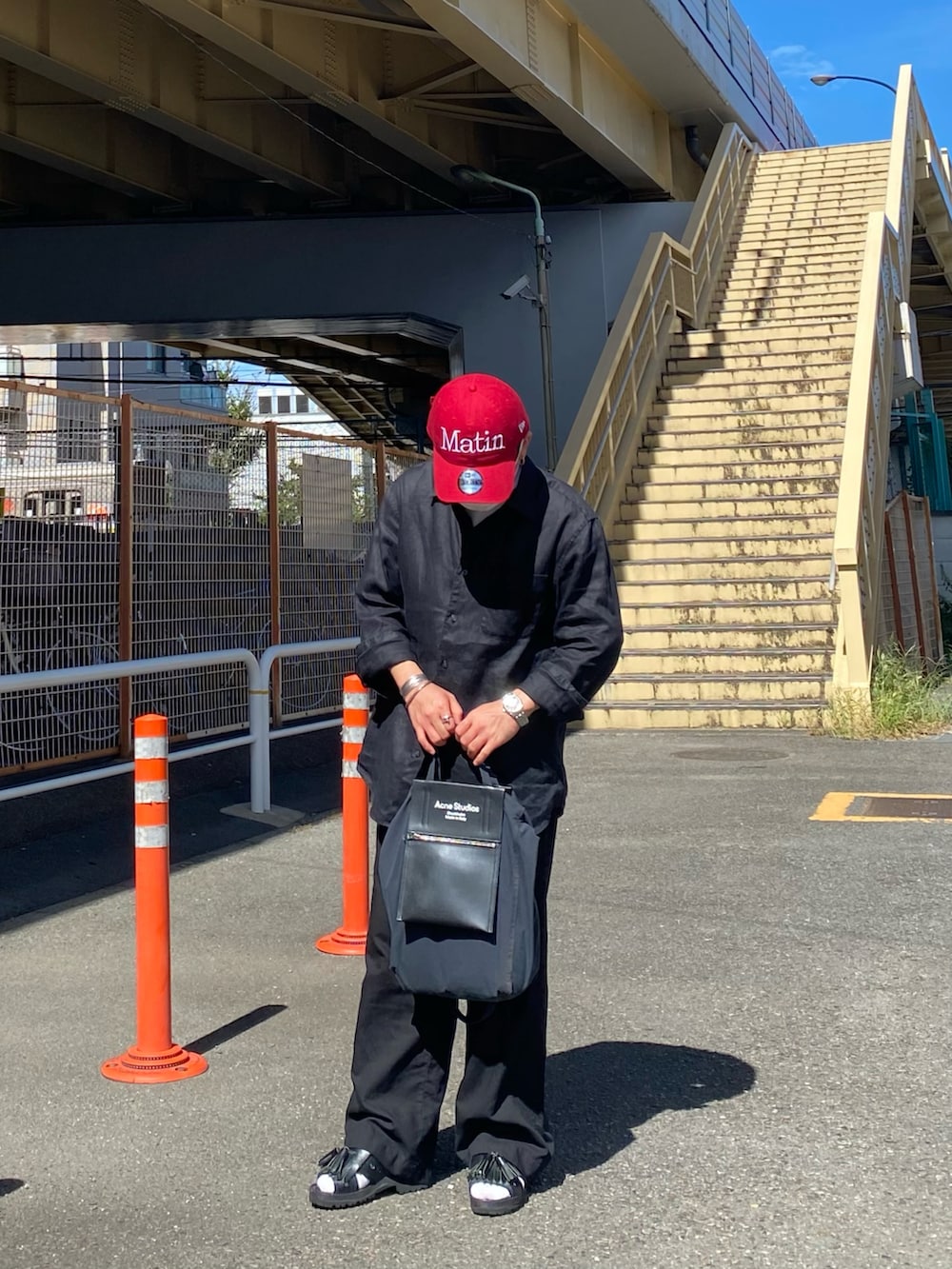 ブラック系のシャツ/ブラウス、ホワイト系のTシャツ/カットソー、ブラック系のパンツを着用したメンズの秋コーディネートの3枚目の写真