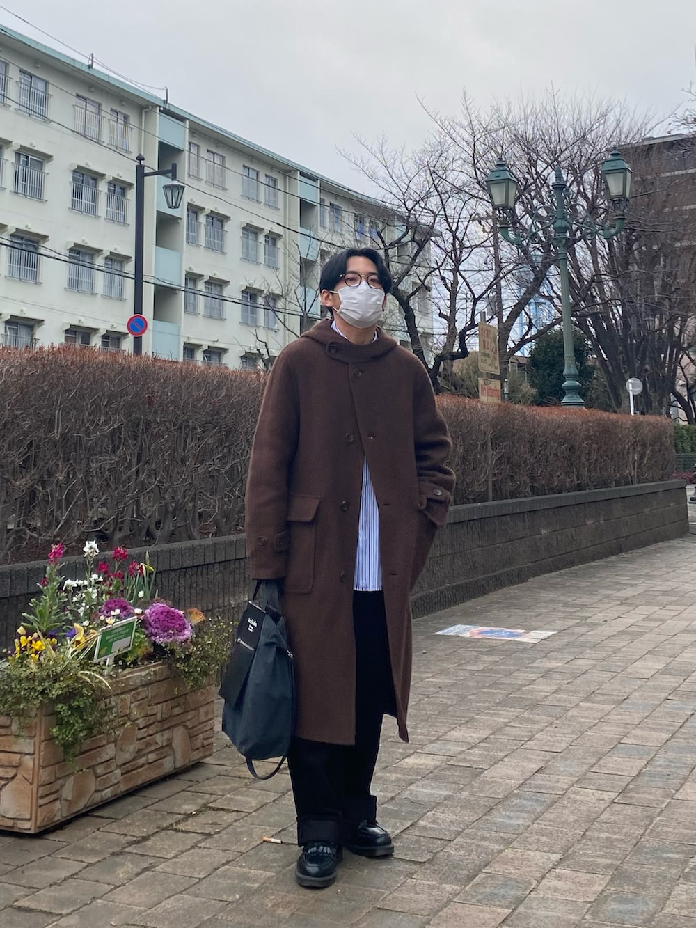 その他のシャツ/ブラウス、ブラック系のローファー、ブラウン系のダッフルコートを着用したメンズの冬コーディネートの4枚目の写真