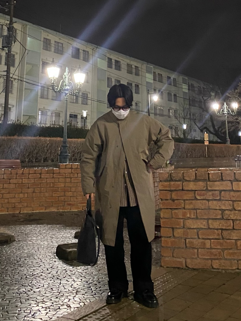 ブラウン系のシャツ/ブラウス、ブラック系のローファー、ブラウン系のモッズコートを着用したメンズの冬コーディネートの3枚目の写真