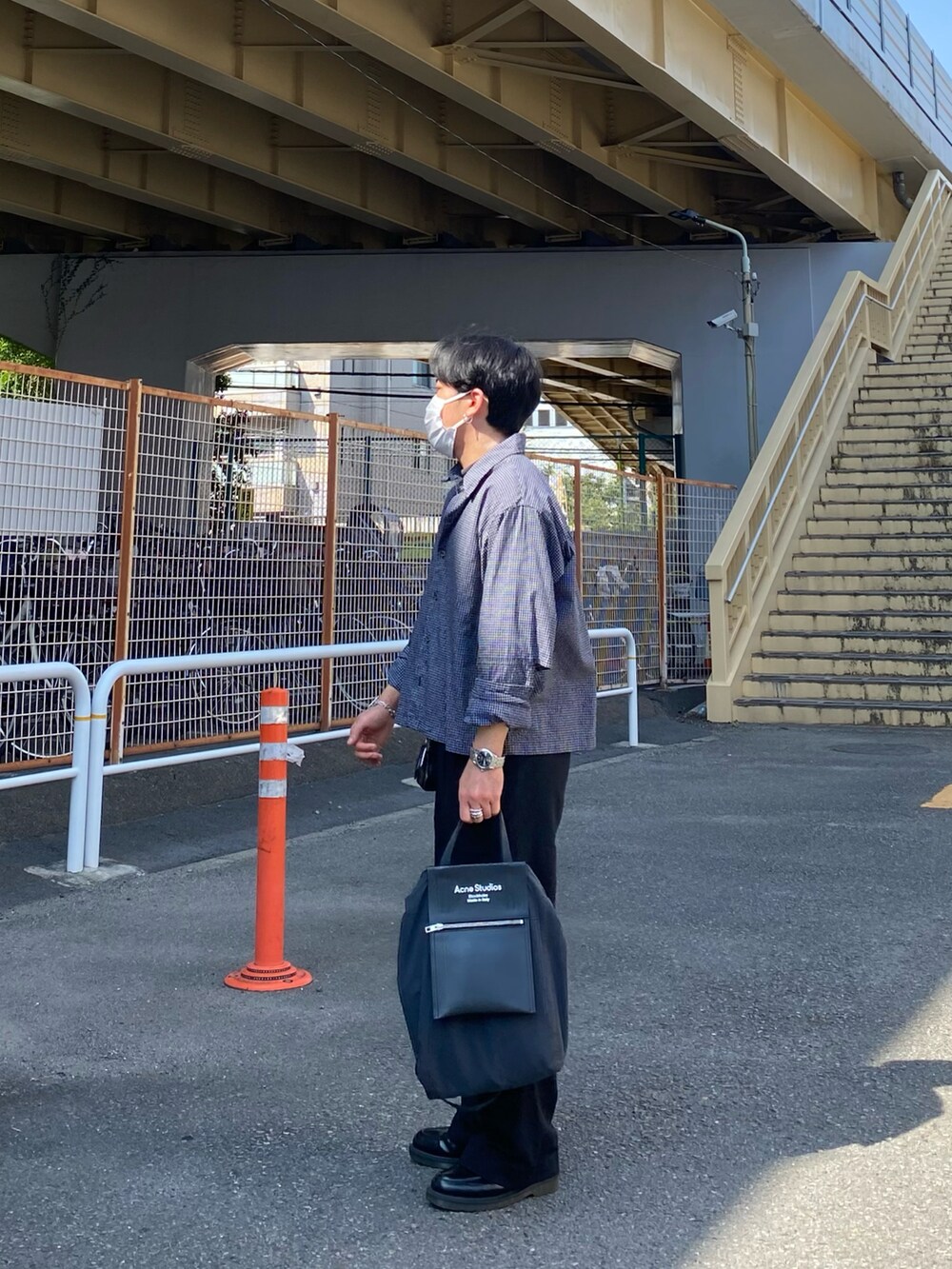 ブラック系のシャツ/ブラウス、ブラック系のパンツ、ブラック系のローファーを着用したメンズの夏コーディネートの4枚目の写真