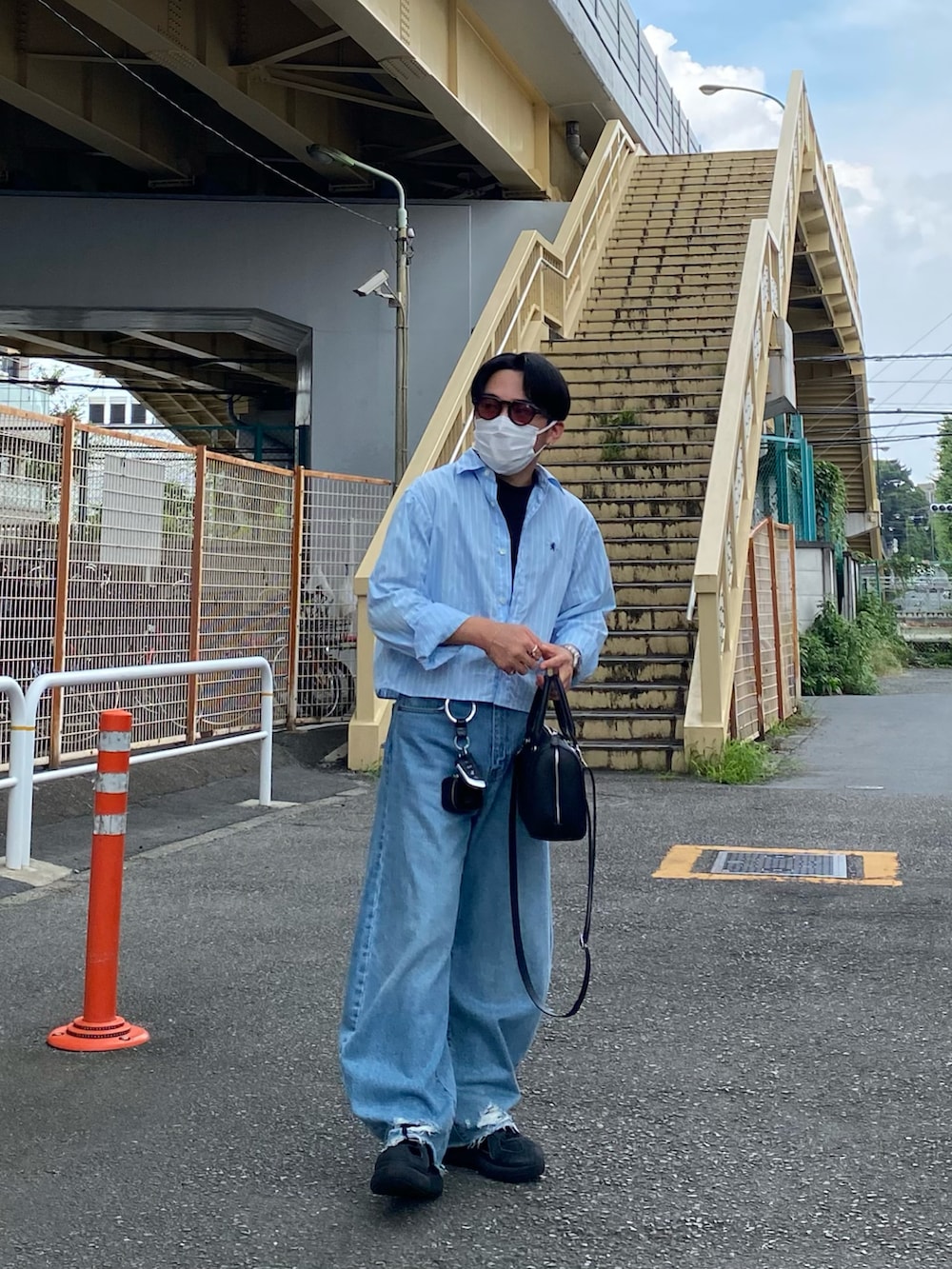 ブルー系のシャツ/ブラウス、ブルー系のデニムパンツ、ブラック系のスニーカーを着用したメンズの夏コーディネートの3枚目の写真