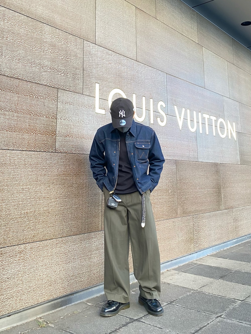 ブルー系のデニムジャケット、ブラック系のTシャツ/カットソー、グリーン系のパンツを着用したメンズの春コーディネートの4枚目の写真