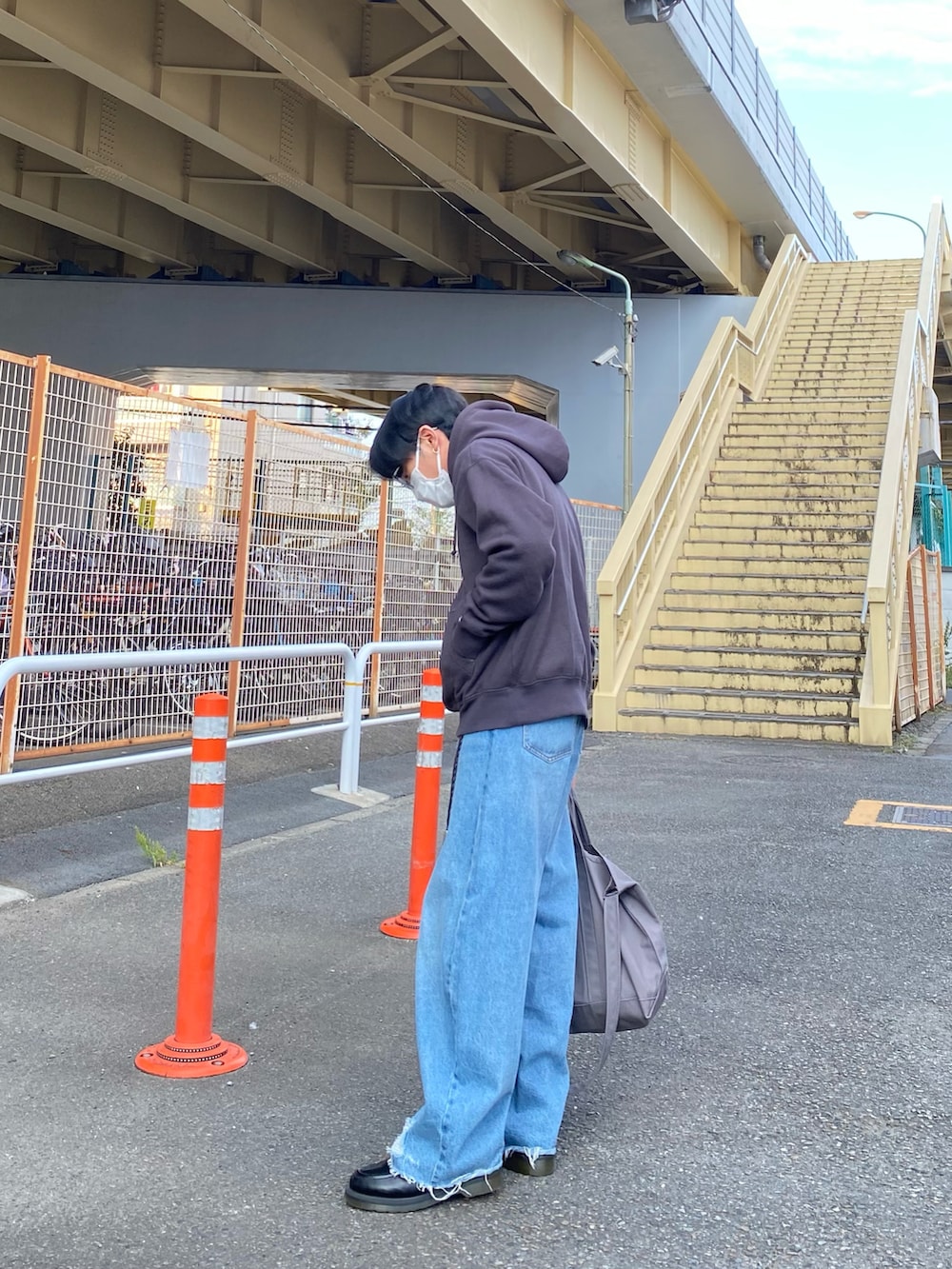 グレー系のパーカー、ブルー系のデニムパンツ、ブラック系のローファーを着用したメンズの秋コーディネートの4枚目の写真