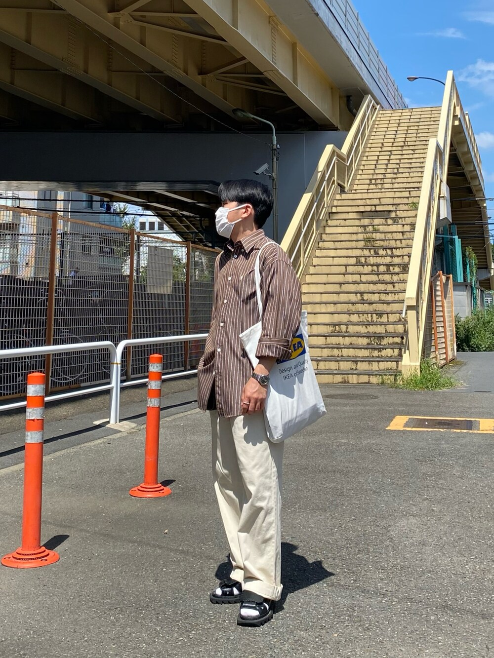 ブラウン系のシャツ/ブラウス、ホワイト系のトートバッグ、ホワイト系のチノパンツを着用したメンズの夏コーディネートの5枚目の写真