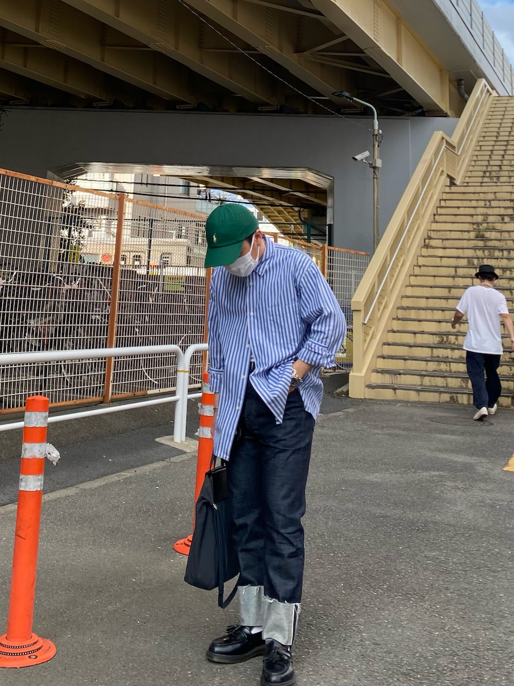 ブルー系のシャツ/ブラウス、ブルー系のデニムパンツ、ブラック系のローファーを着用したメンズの秋コーディネートの3枚目の写真