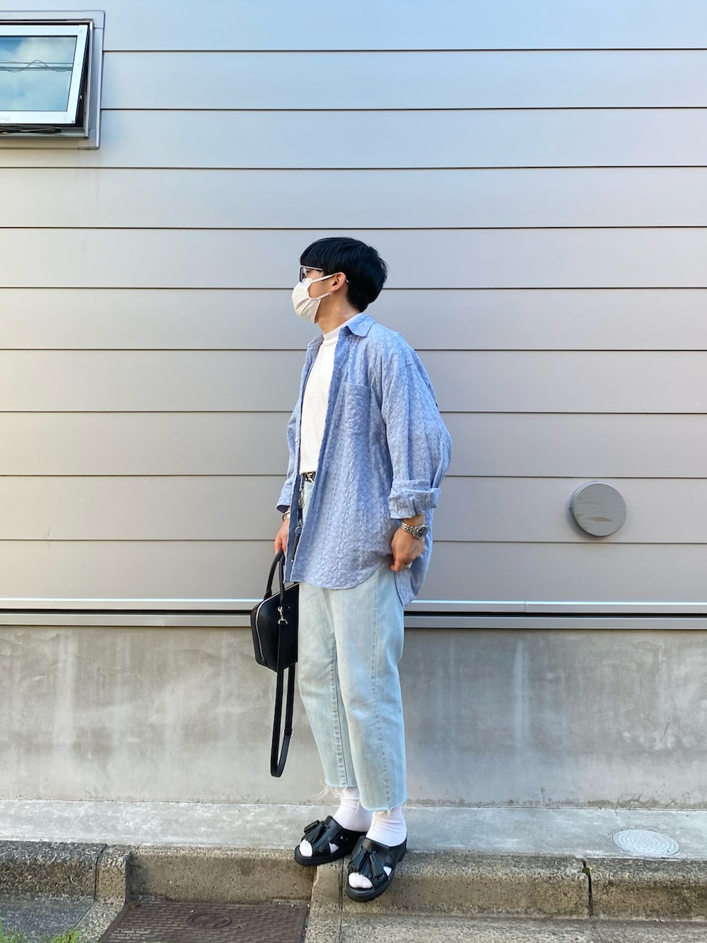 ブルー系のシャツ/ブラウス、ホワイト系のTシャツ/カットソー、ブルー系のデニムパンツを着用したメンズの夏コーディネートの3枚目の写真