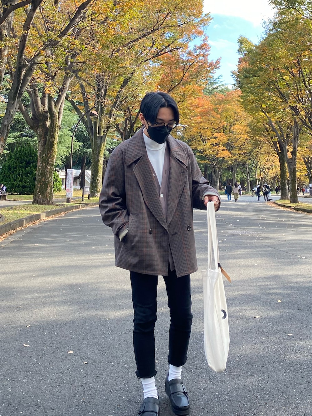 その他のその他アウター、ブラウン系のカーディガン/ボレロ、ホワイト系のTシャツ/カットソーを着用したメンズの秋コーディネートの2枚目の写真