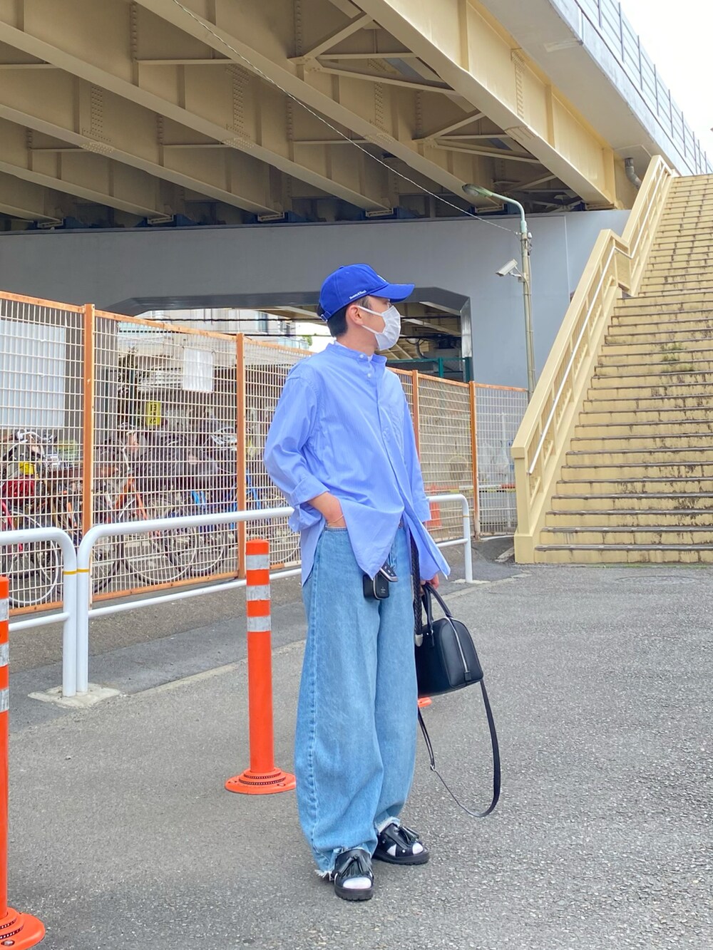 ブルー系のシャツ/ブラウス、ホワイト系のTシャツ/カットソー、ブルー系のデニムパンツを着用したメンズの春コーディネートの4枚目の写真