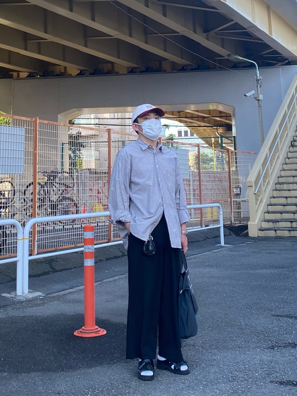 ホワイト系のシャツ/ブラウス、ブラック系のパンツ、ブラック系のサンダルを着用したメンズの夏コーディネートの5枚目の写真