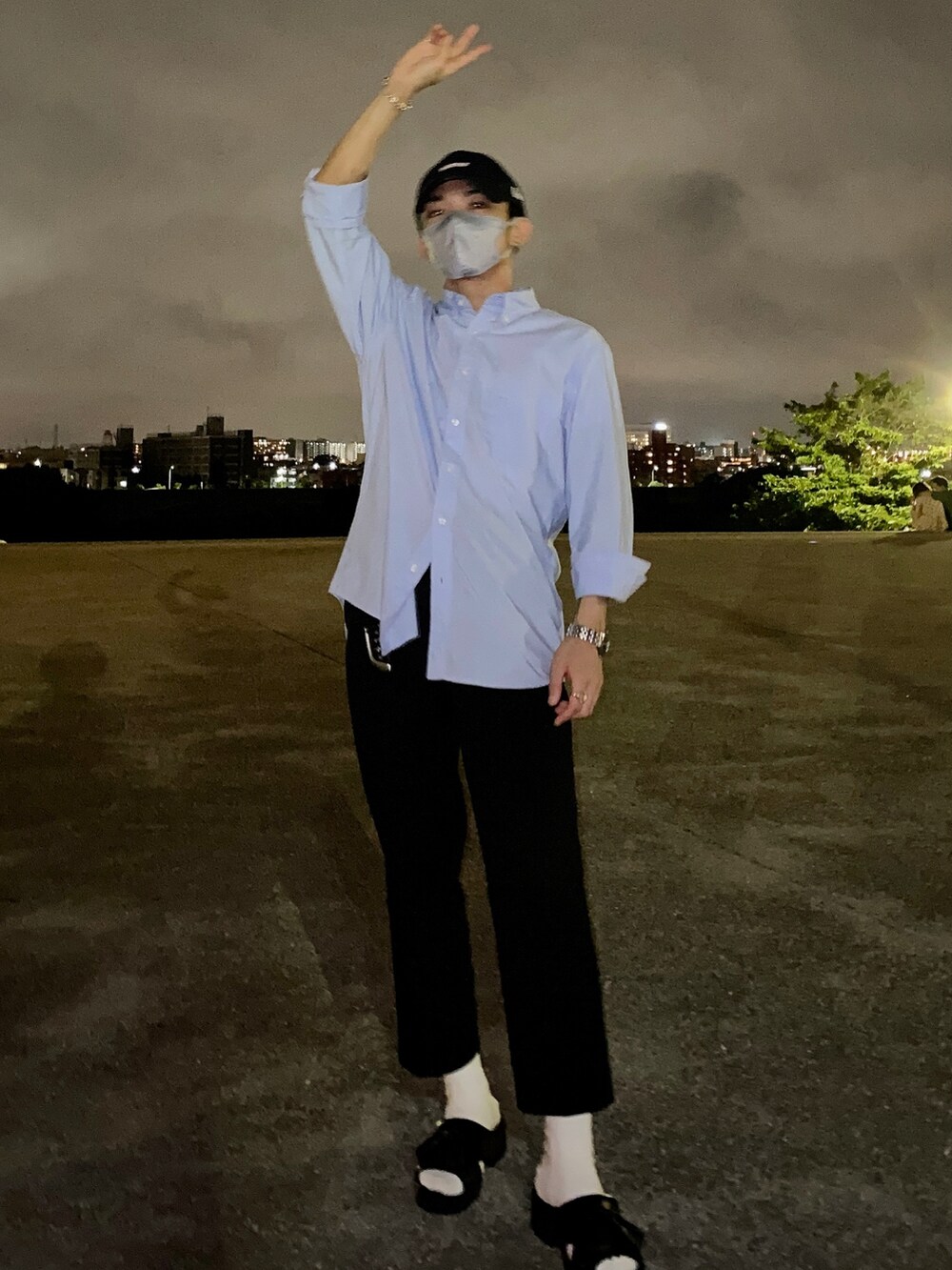 ブルー系のシャツ/ブラウス、ブラック系のスラックス、ブラック系のサンダルを着用したメンズの夏コーディネートの3枚目の写真