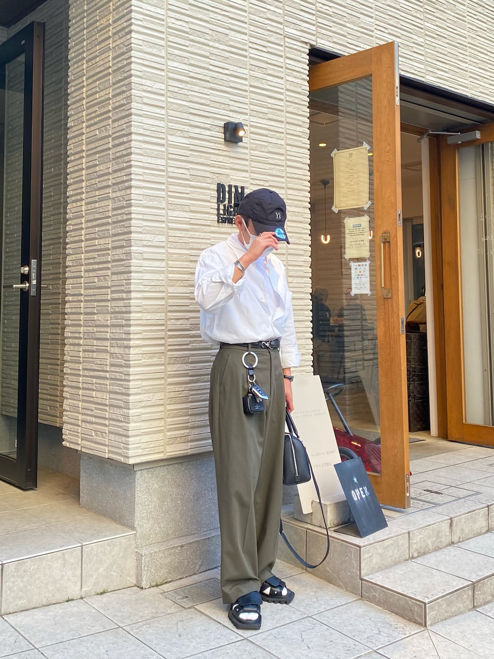 ホワイト系のシャツ/ブラウス、ホワイト系のTシャツ/カットソー、グリーン系のパンツを着用したメンズの春コーディネートの3枚目の写真